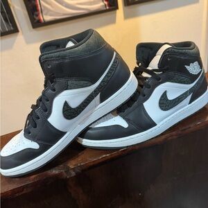 Jordan 1 SE Panda Elephant Sz 11M